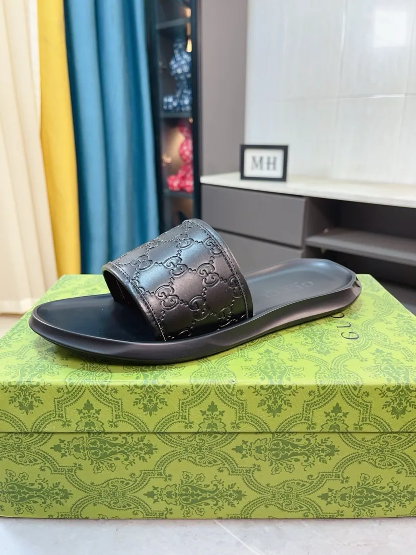 Men's shoes 💰260🌹🌹 (gucci-Gucci) New men's slippers, high-end boutique, made of cowhide, with exquisite embossed logo decoration on the upper, fine workmanship, super soft soles, casual, loose and comfortable, a must-have in summer! \nsize：38-44